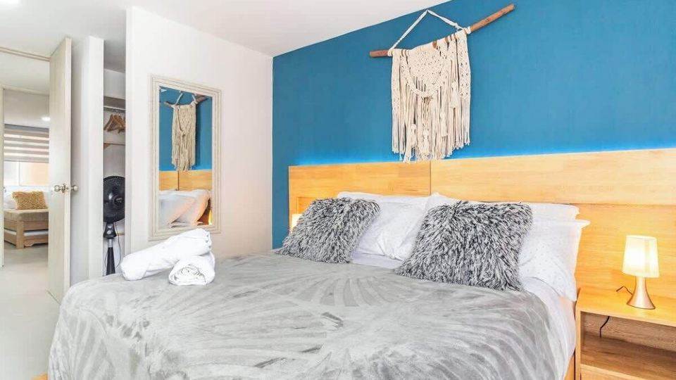 Modern Apt: By Medellín, Park, Dining, Balcony, Nightlife, WiFi & Self Check-in