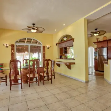 Villa Canteena, Gorgeous Beach Front Villa, Infinity Pool on Secluded Property