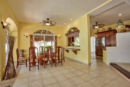 Villa Canteena, Gorgeous Beach Front Villa, Infinity Pool on Secluded Property