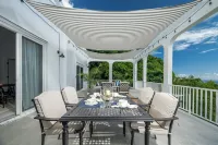 3-Bedroom Skyline Villa Offering the Island's Best Views - maisons de vacances