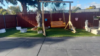 Aprtment in large home w/parking close to hiking trails/swimpool/shopping mall โรงแรมใกล้Killarney Lakes Reserve, Melton