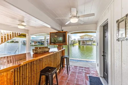 Casa de Palmas: Ultimate Pool w/ Grotto, Hot Tub & Bar