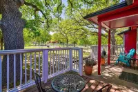 Hot Tub + Views! Chic 3Br/2BA Tosan’s Cottage