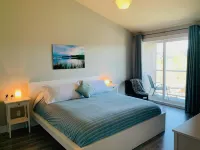 Right off Main Street, near delicious bakeries and more.10 minute walk to beach!