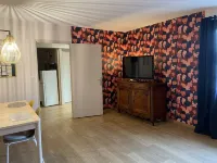 Fully self-contained garden apartment Hôtels à : Porcheville