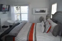 GRAND PANORAMIC RETREAT, 6 BR, 3 BA, 300' Lakefront, Hot Tub, Dock & Launch! NEW