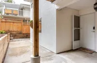 Luxurious & Modern 2 Bedroom Private Suite in Coquitlam 1 Family