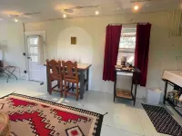 Dickson Casita - Private Guesthouse in Marfa, Texas โรงแรมในมาร์ตา
