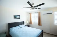 PELICAN REEF BEACHFRONT 2 BED 1 BATH A/C ON SMALL FARM, SURF RIGHT OUT FRONT Hotel a Aguada