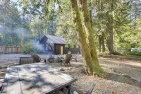 Close to Mt Hood Skibowl: Retro Rhododendron Cabin
