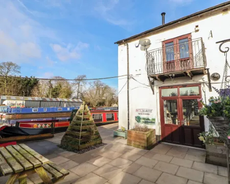 Quayside Apartment Hotels in Henhull