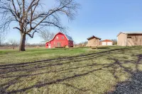 'red Barn Getaway' Chillicothe Countryside Home