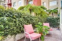 Luxe Condo w/ Private Patio & Perks in Emeryville! Các khách sạn gần Energy Groove San Francisco