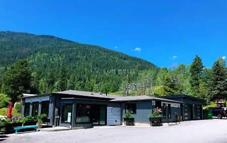 Kokanee Glacier Resort Отели рядом с достопримечательностью «Саншайн Бэй Риджинал Парк - Саншайн Бэй Портен»