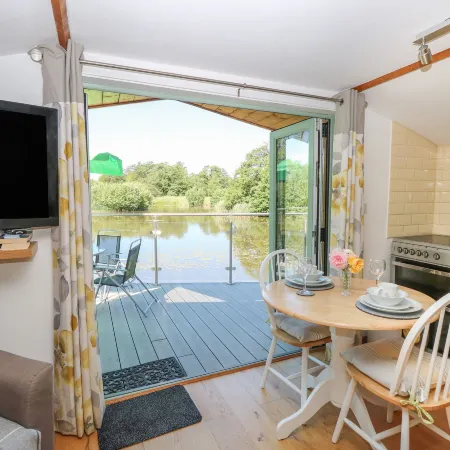 Lakeside Lodge