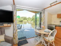 Lakeside Lodge فنادق في أتلبورو