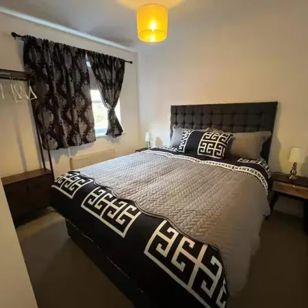 Central 2-Bed Apartment - Sleeps 5 & Free Parking