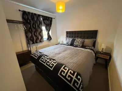 Central 2-Bed Apartment - Sleeps 5 & Free Parking Hotels in 