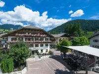 Hotel Weisses Lamm Hotels in Monguelfo