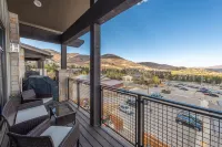 Blackstone Luxury 2Br, Walk to Skiing at Cabriolet, Mountain View, Shared Pool and Hot Tub, Gym