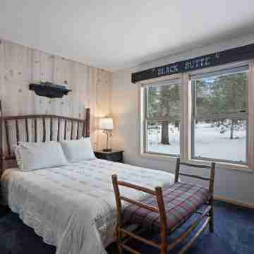 Beautifully Updated 6 Todd Home with Hot Tub and Easy Access to Sharc by RedAwning Rooms