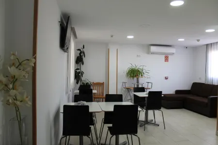 Hotel Barajas Plaza Отели рядом с достопримечательностью «Puesta De Sol Paracuellos-Torres Madrid»