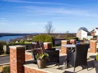 Crud yr Awel Apartment Hotels in Y Felinheli