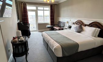 Lakeside Manor Hotel