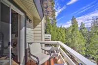 Picturesque Cabin 2 Balconies, Walk to Lake!