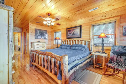 Hot Tub + Games! Mtn-View Cabin Near Pigeon Forge - 4 ดาว