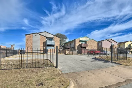 4 Mi to Dtwn: Rustic Fort Worth Apt - Condos