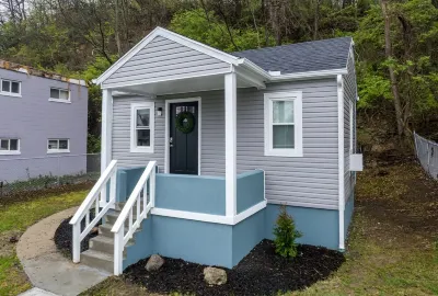 Fully Renovated Tiny Gem ~ Mins to Downtown ~ Yard Hotels near Cincinnati Zoo & Botanical Garden