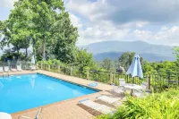 Pool Access & Hot Tub! Smoky Mtn Gatlinburg Cabin - Kitchens