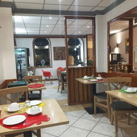 Au Nouvel Hôtel Отели рядом с достопримечательностью «Паром Тоулон»