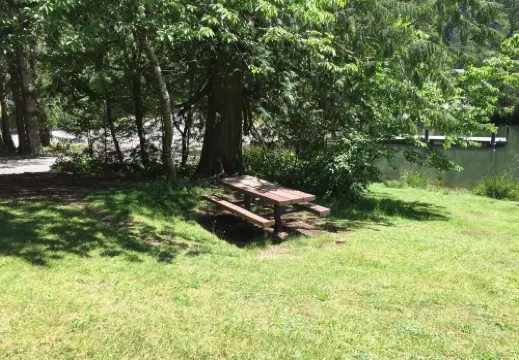83mf - Lakeside - Hot Tub - BBQ - Dock - Sleeps 4 2 Bedroom Home by RedAwning