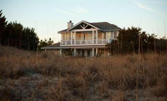 Summer House 4 Bedroom Holiday Home by Bald Head Island - Housity