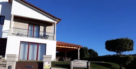 Villa Tavares Guest Houses Отели в г. Нешперейра