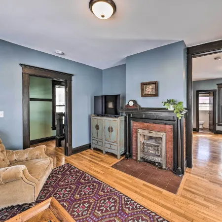 Newly Renovated Home Close to Dtwn Lawrence!