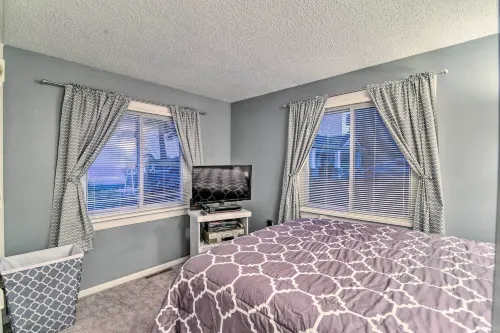 East Tawas Cabin w/ Lake Huron Access & Views - parking