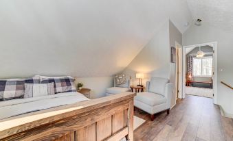 Roscommon Retreat w/ Deck ~ 1 Mile to Higgins Lake