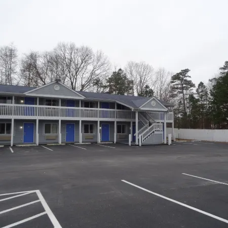 Village Inn & Suites - Smithville