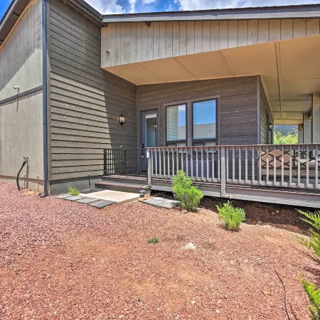 Hot Tub & Views: 'Mountain High Pines Retreat'