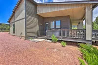 Hot Tub & Views: 'Mountain High Pines Retreat'