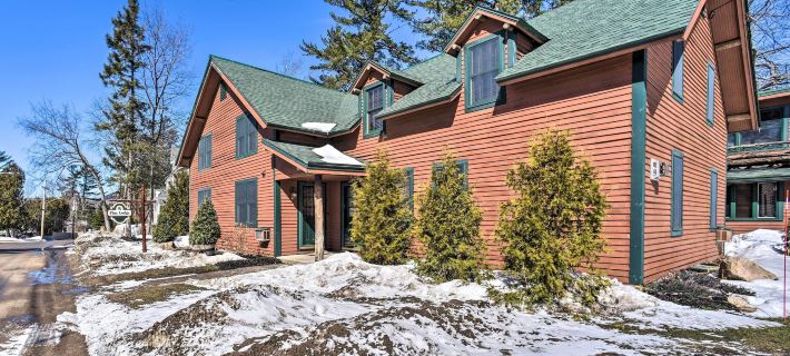 Cozy Condo by Mirror Lake, 1 Block to Downtown! Hotels in North Elba