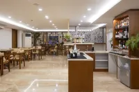 馬尼帕爾茶樹套房飯店 - 酒吧