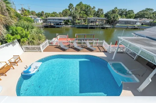 Casa Las Olas - Waterfront Home with Heated Pool, Movie Theater & Arcade