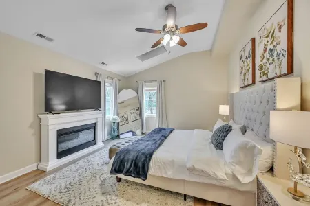 Spacious water-facing 5-bedroom loft with backyard access to Cedar Lake