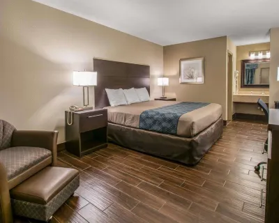 Econo Lodge Defuniak Springs I-10 Hotels near Walgreens