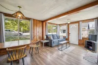 Spacious Cabin with Lake View and Grilling Area - Charming Getaway Hotels in Greenbush Township