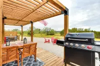 Remote Strawn Container Home w/ Hot Tub! - 2성급